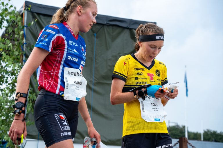 Tove Alexandersson och Hanna Lundberg diskuterar efter målgång